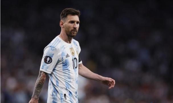 国乒顺利抵达印度，莎莎有人帮忙拿行李，小曼姐一个举动暴露心态